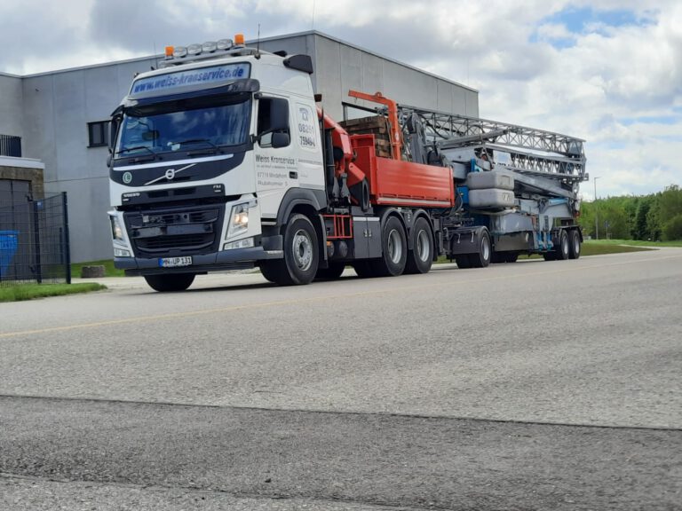 Baukrantransport mit LKW und Tieflader von Weiss Krandienstleistungen in Vogtsburg.
