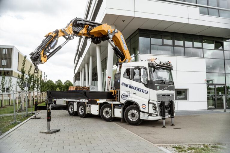 Volvo LKW mit EFFER 2055 Ladekran abgestützt
