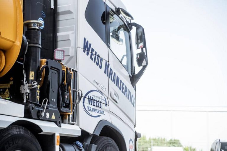 Seitenansicht eines LKW mit Ladekran von Weiss Krandienstleistungen in Vogtsburg