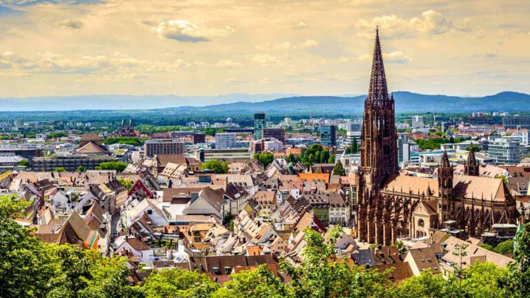 Panorama von Freiburg im Breisgau mit Freiburger Münster, Einsatzgebiet von Weiss Krandienstleistungen
