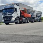 LKW von Weiss Krandienstleistungen transportiert einen Turmdrehkran für einen Baustelleneinsatz in der Region Freiburg und Vogtsburg.