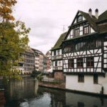 Historische Altstadt von Freiburg im Breisgau mit Fachwerkhäusern und Wasserlauf in der Gerberau