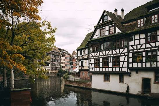 Historische Altstadt von Freiburg im Breisgau mit Fachwerkhäusern und Wasserlauf in der Gerberau